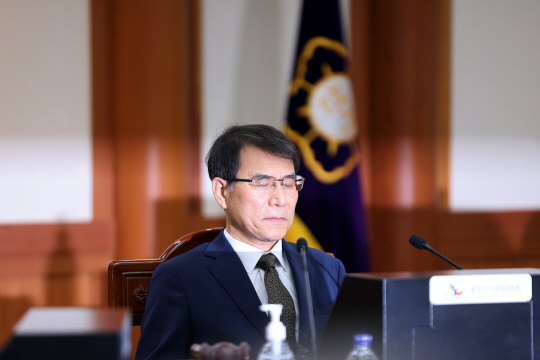 노태악 중앙선거관리위원장이 지난 6월2일 오전 과천 중앙선거관리위원회에서 열린 회의에 참석해 시작 전 눈을 감고 있다. 중앙선관위는 당일 위원회의에서 '자녀 특혜 채용 의혹'과 관련한 감사원의 직무감찰 수용 거부를 의결했다.<연합뉴스>